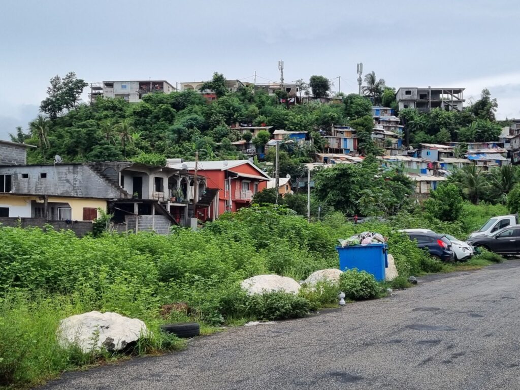 À flanc de colline, quelques bangas. Je ferai d'autres clichés ultérieurement. Pour le moment, quand je suis à l'extérieur, je reste très concentrée sur mon environnement. Je n'ai pas toujours l'envie de faire des photos. 